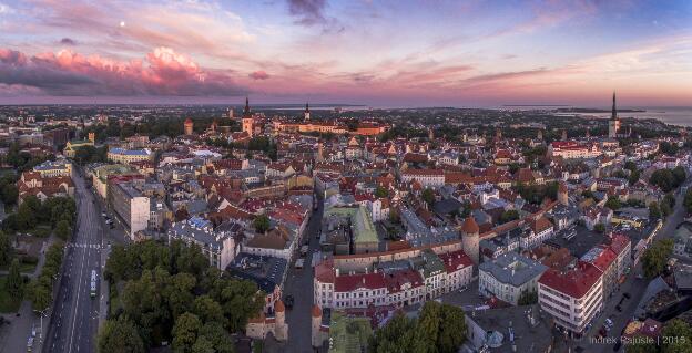 Tallinna vanalinn päikeseloojangul